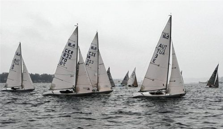 Die 2.4 mR segelten bei Dauerregen auf dem Chiemsee. FOTO BLANK